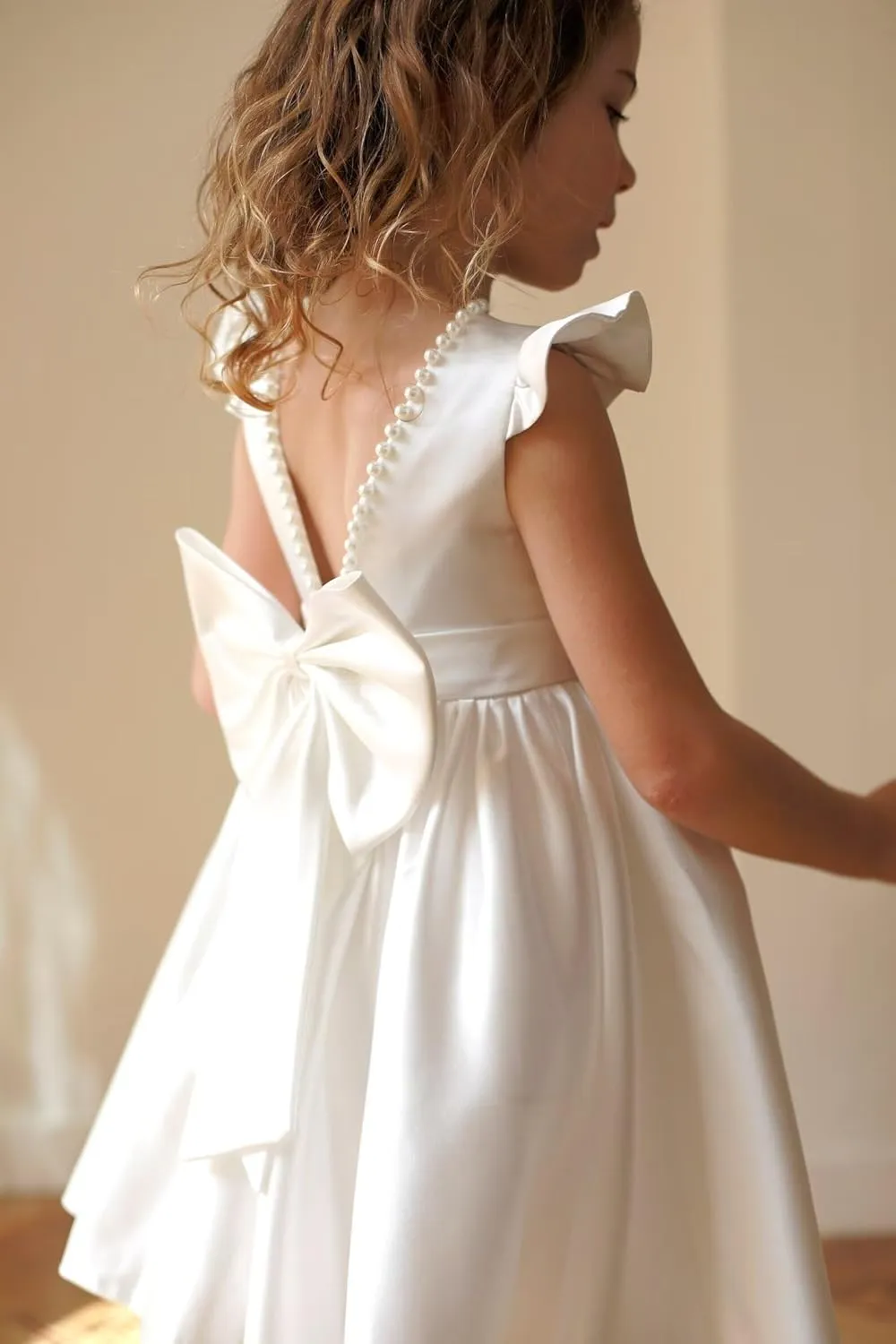 V-Back Satin Flower Girl Dress Girls Pretty Pageant for Wedding Guest First Communion Gown with Bowknot